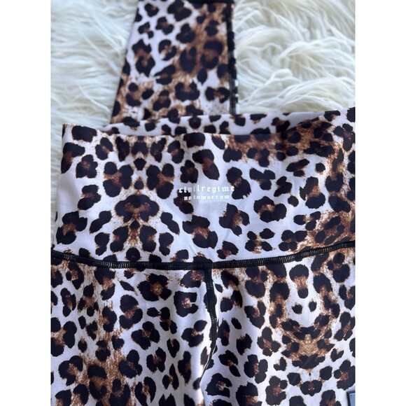 Civil Regime No Tomorrow Burning Time Sibyl Leggings
Leopard Digital Print Small - Picture 4 of 10